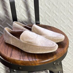 Journee Collection Cream Flats with Minimalist Design